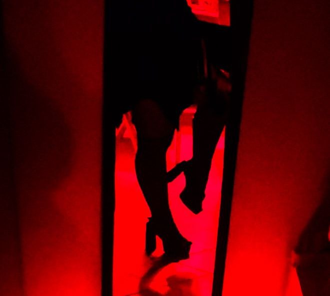Mistress Black — tacchi neri in luce rossa
